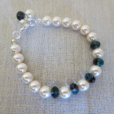 Eleganta   krēmkrāsas pērļu rokassprādze ar jūras ziliem Swarovski kristāliem   8mm